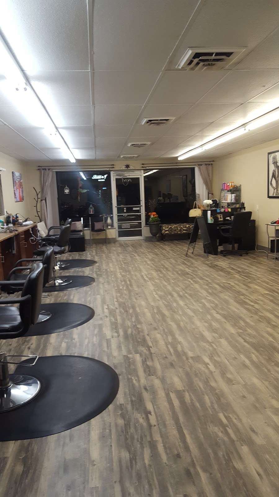 Lavish Hair Salon & Boutique | 2434 Valley Ave, Winchester, VA 22601, USA | Phone: (540) 773-3468
