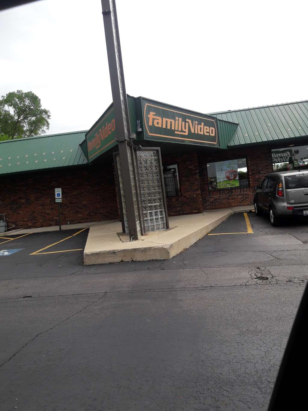 Family Video | 724 W Rollins Rd, Round Lake Beach, IL 60073, USA | Phone: (847) 740-3616