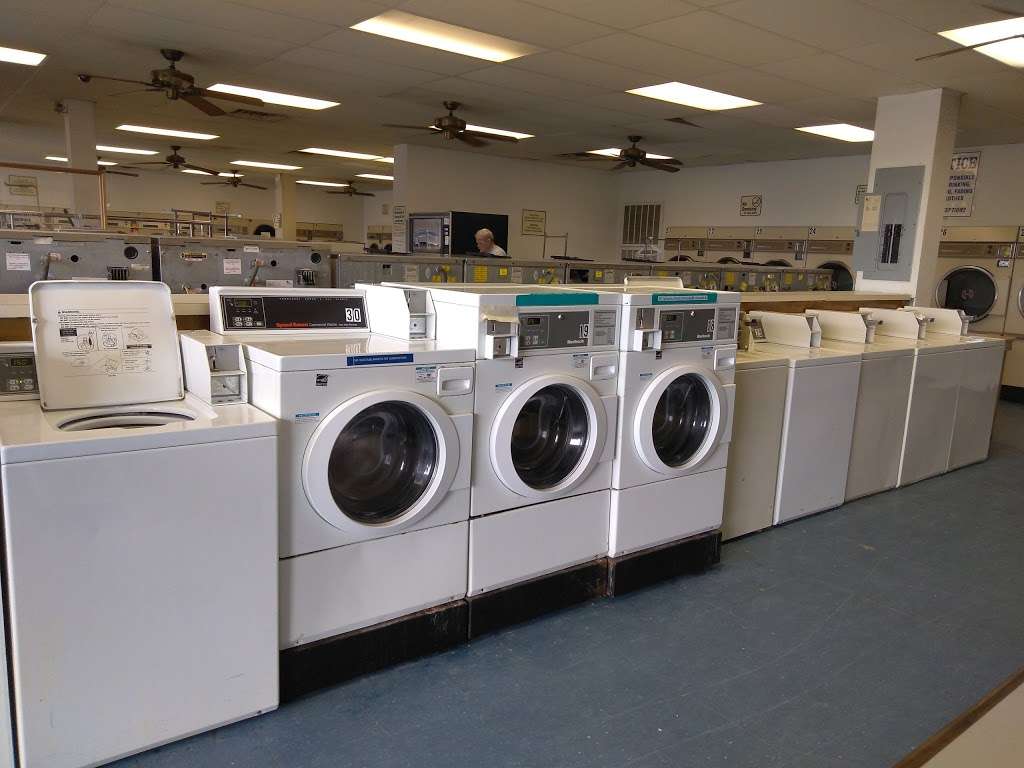 Suds & Duds Laundromat | 219 Flag Lake Dr, Clute, TX 77531, USA | Phone: (979) 285-9900