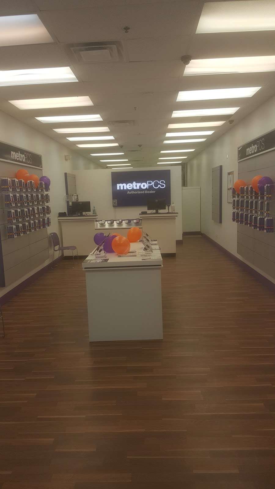 Metro by T-Mobile | 4263 W 167th St, Country Club Hills, IL 60478, USA | Phone: (708) 206-1455