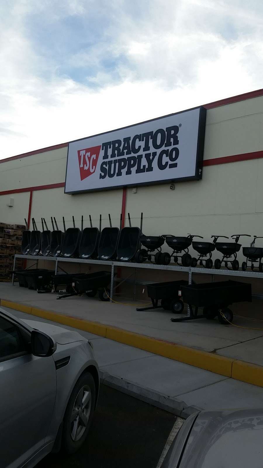 Tractor Supply Co. | 2420 West Main St, Barstow, CA 92311, USA | Phone: (760) 255-1391