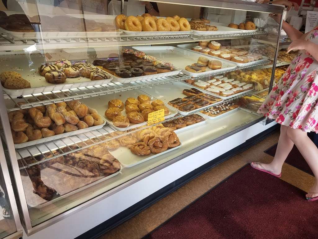 Henzes Bakery | 2105 Calumet Ave, Valparaiso, IN 46383, USA | Phone: (219) 464-1511