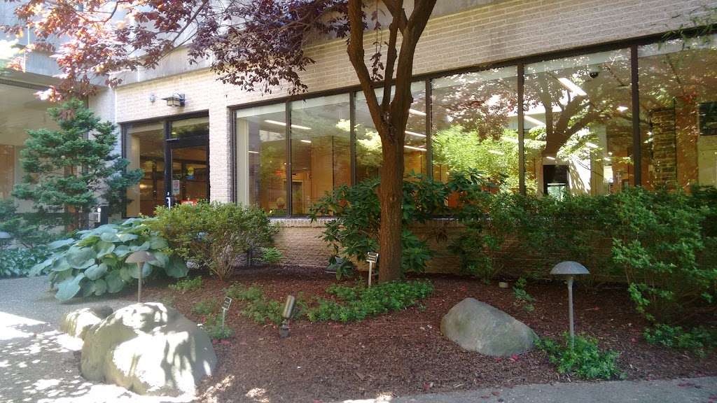 Cloister Garden at St. Mary Medical Center | 1205 Newtown-Langhorne Rd, Langhorne, PA 19047, USA