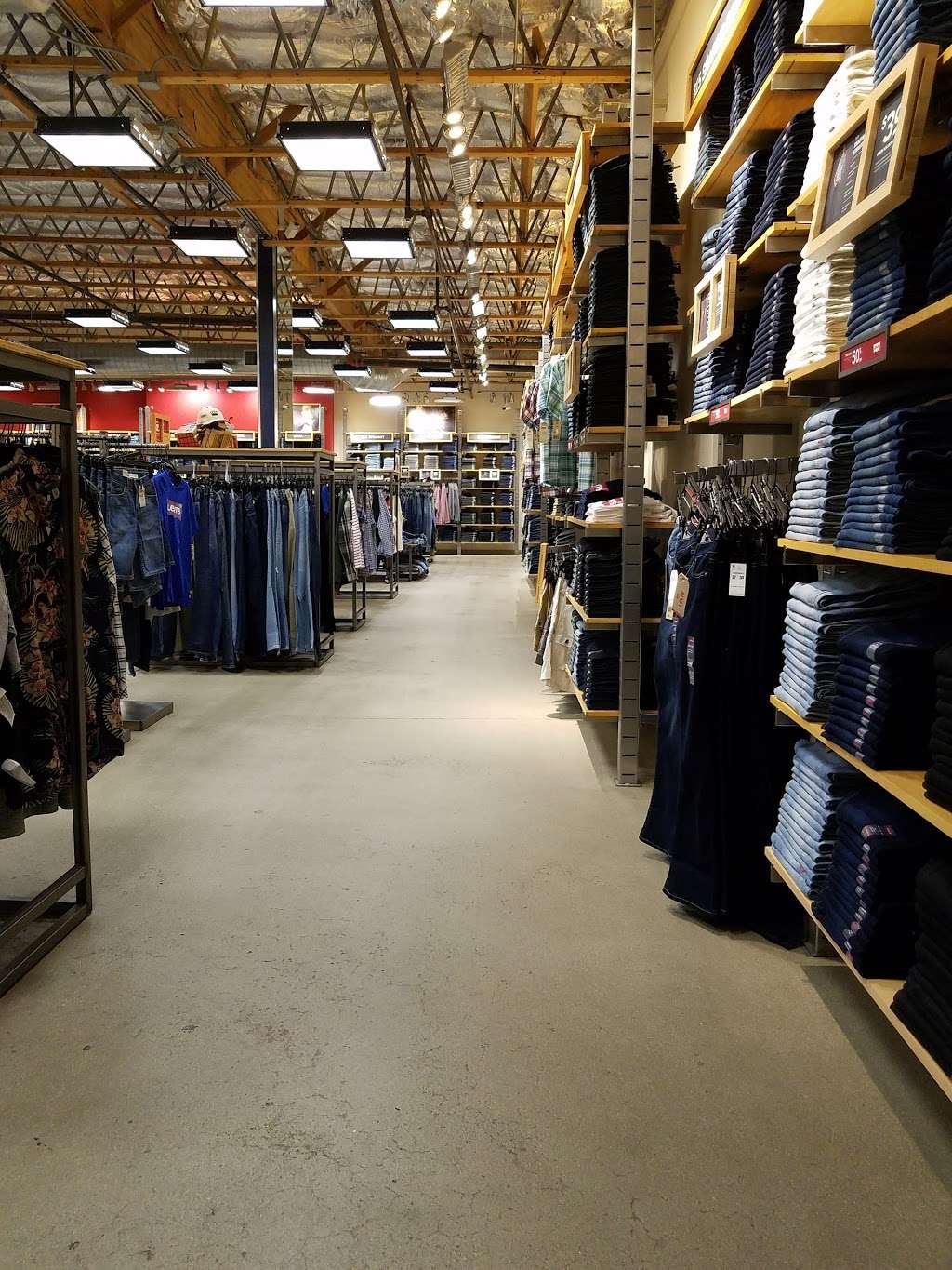 Levis Outlet Store at The Outlets at Lake Elsinore | 17600 Collier Ave, Lake Elsinore, CA 92530 | Phone: (951) 674-2694