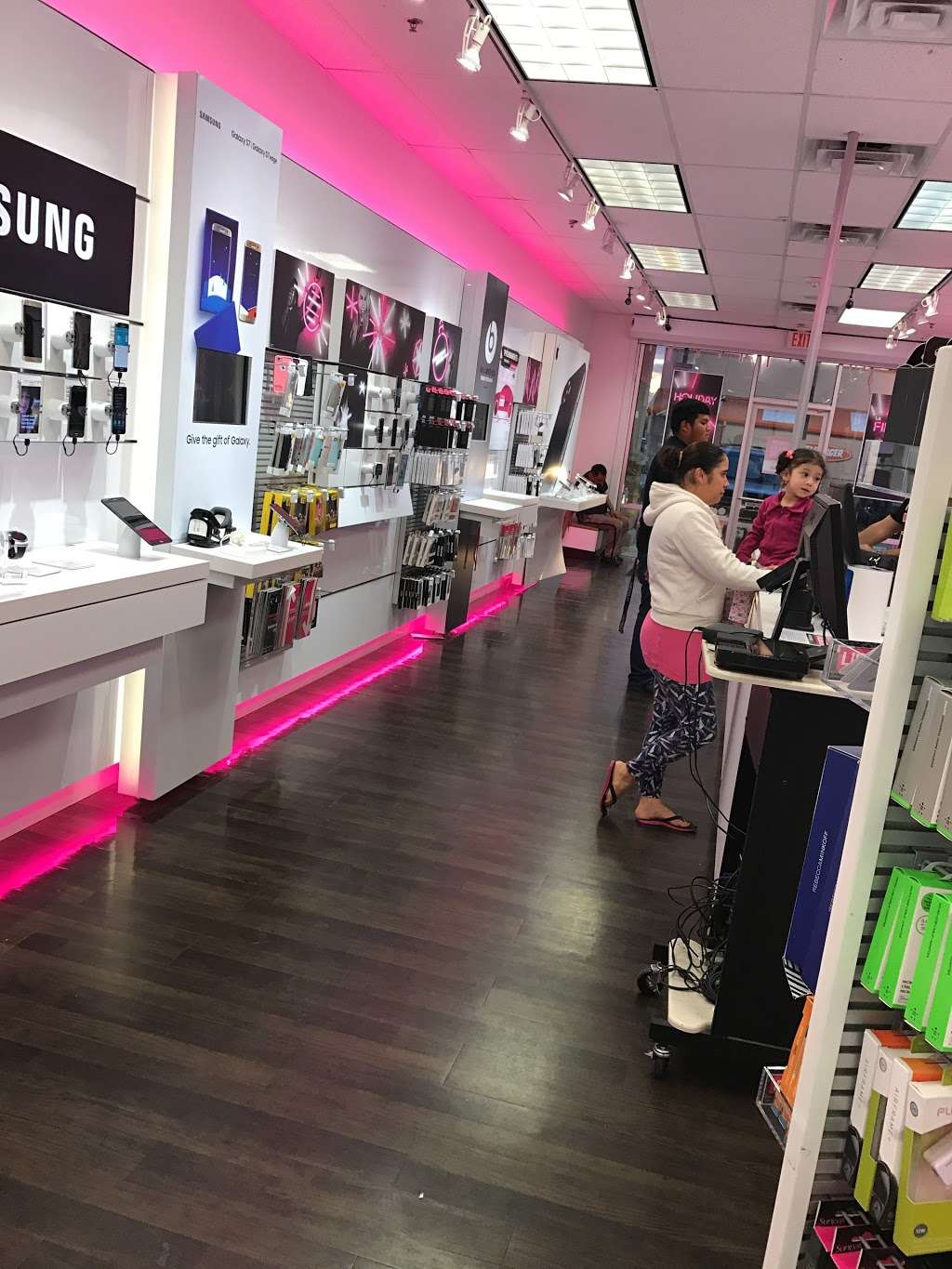 T-Mobile | 10730 Eastex Fwy, Houston, TX 77093, USA | Phone: (832) 426-3448