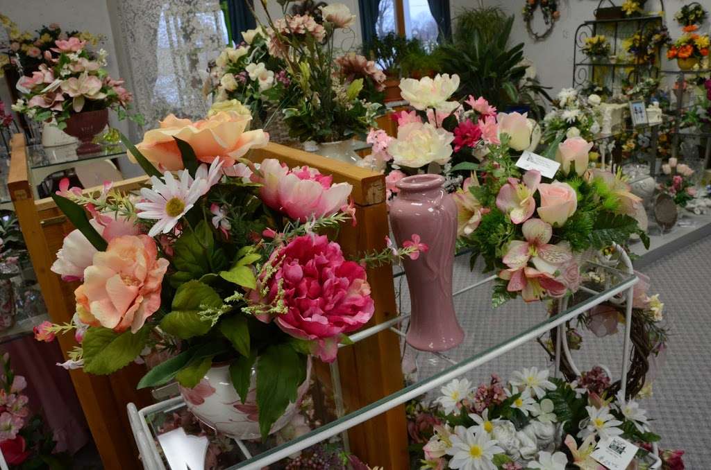 Hinckley Floral | 950 W Lincoln Hwy, Hinckley, IL 60520, USA | Phone: (815) 286-7400