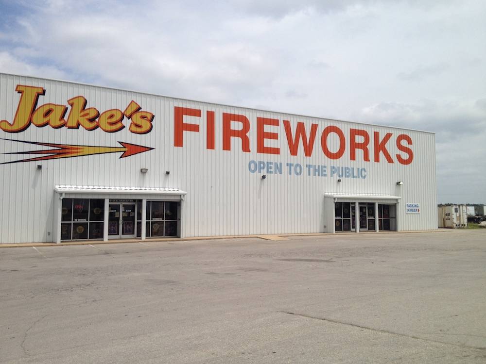 Jakes Fireworks | 16115 E Skelly Dr, Tulsa, OK 74116, USA | Phone: (918) 439-4074