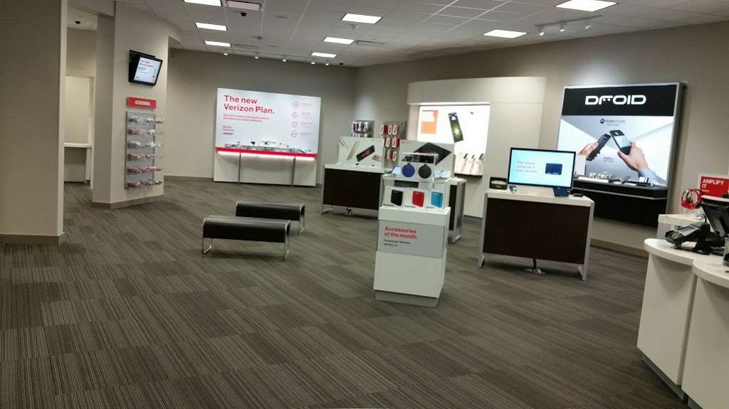 Verizon | 1852 Towne Center Drive, North Aurora, IL 60542 | Phone: (630) 907-2055