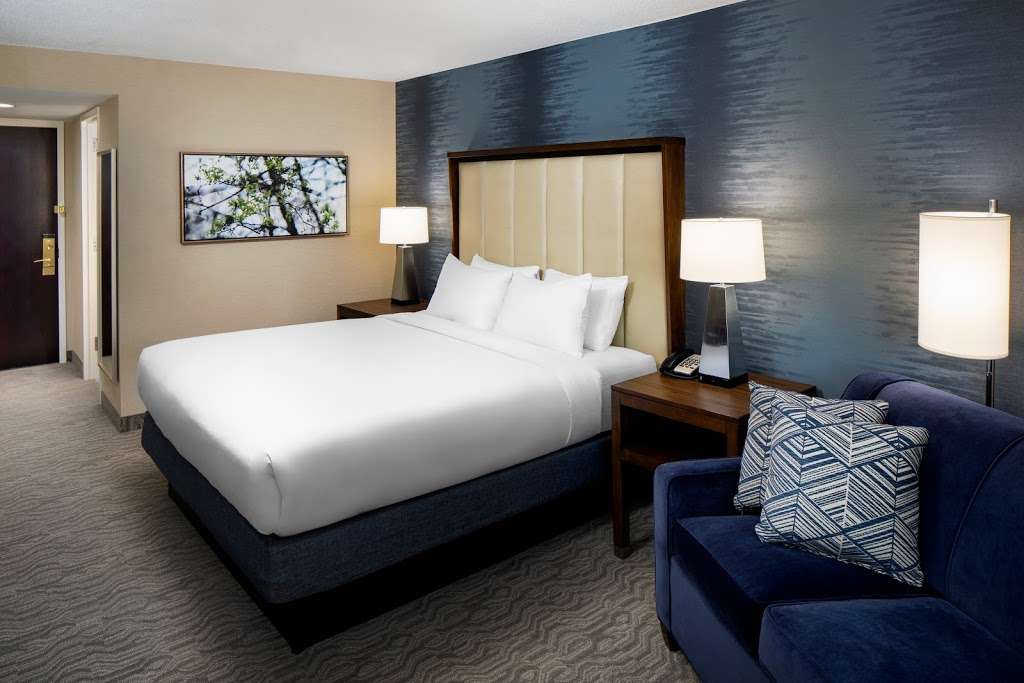 DoubleTree by Hilton Nashua | 2 Somerset Pkwy, Nashua, NH 03063, USA | Phone: (603) 886-1200