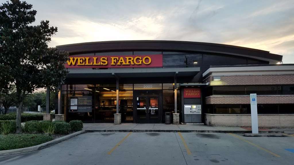 Wells Fargo Bank | 2005 Taylor St, Houston, TX 77007, USA | Phone: (713) 802-2717