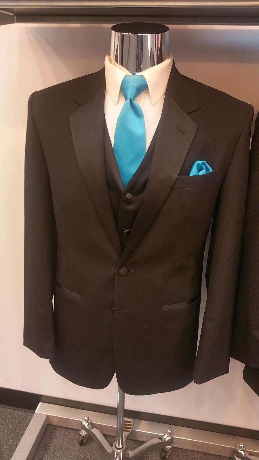 Savvi Formalwear | 3340 Mall Loop Drive Space 1074, Joliet, IL 60431, USA | Phone: (815) 439-1010