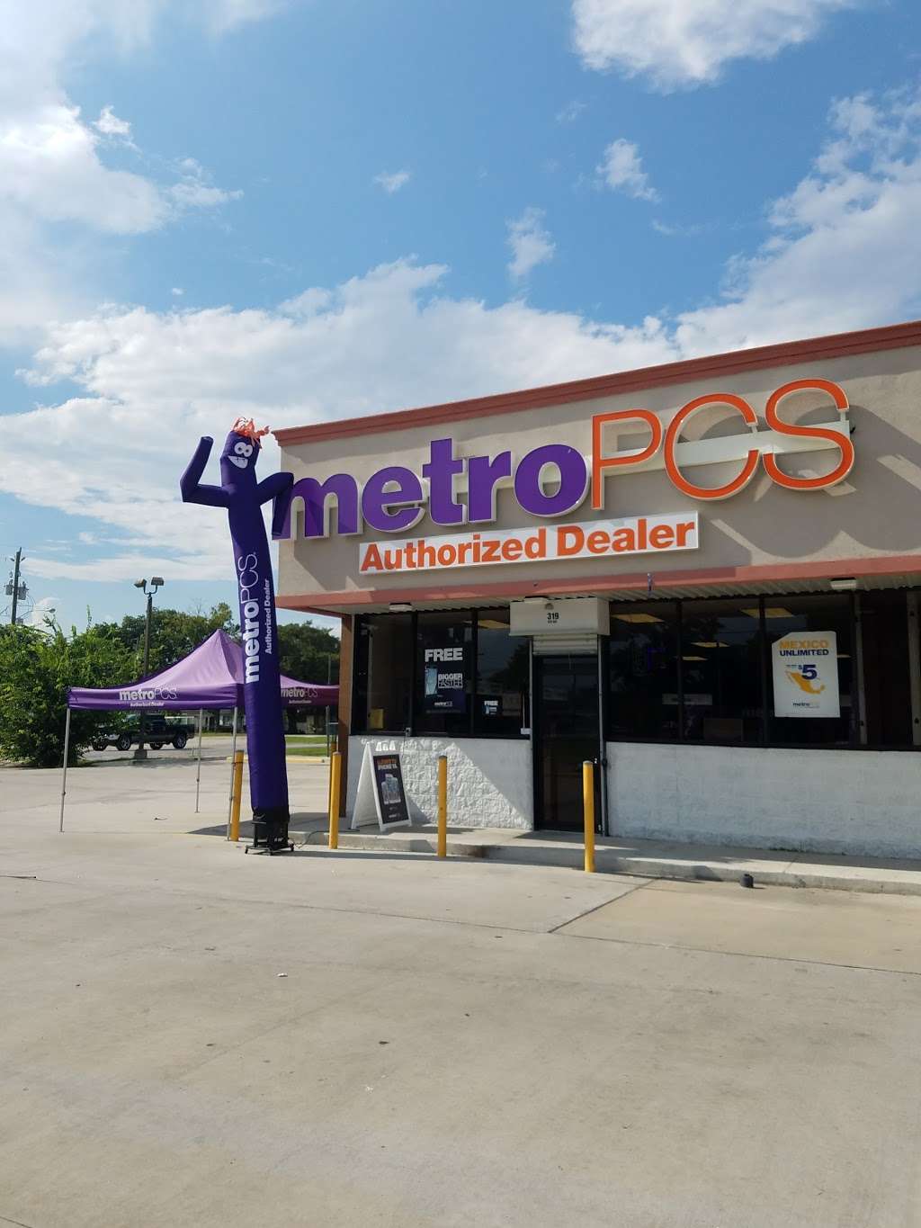 Metro by T-Mobile | 319 Tidwell Rd Unit D3, Houston, TX 77022, USA | Phone: (346) 571-3138