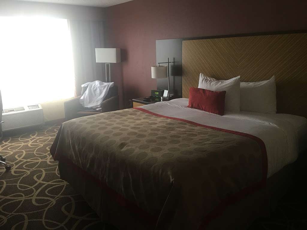 Ramada Plaza by Wyndham Newark International Airport | 160A Frontage Rd, Newark, NJ 07114, USA | Phone: (973) 589-1000