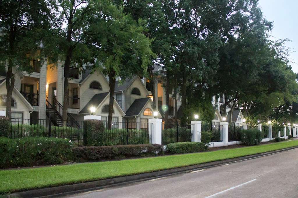 The Grove at White Oak Apartments | 1710 W T C Jester Blvd, Houston, TX 77008, USA | Phone: (713) 701-7313