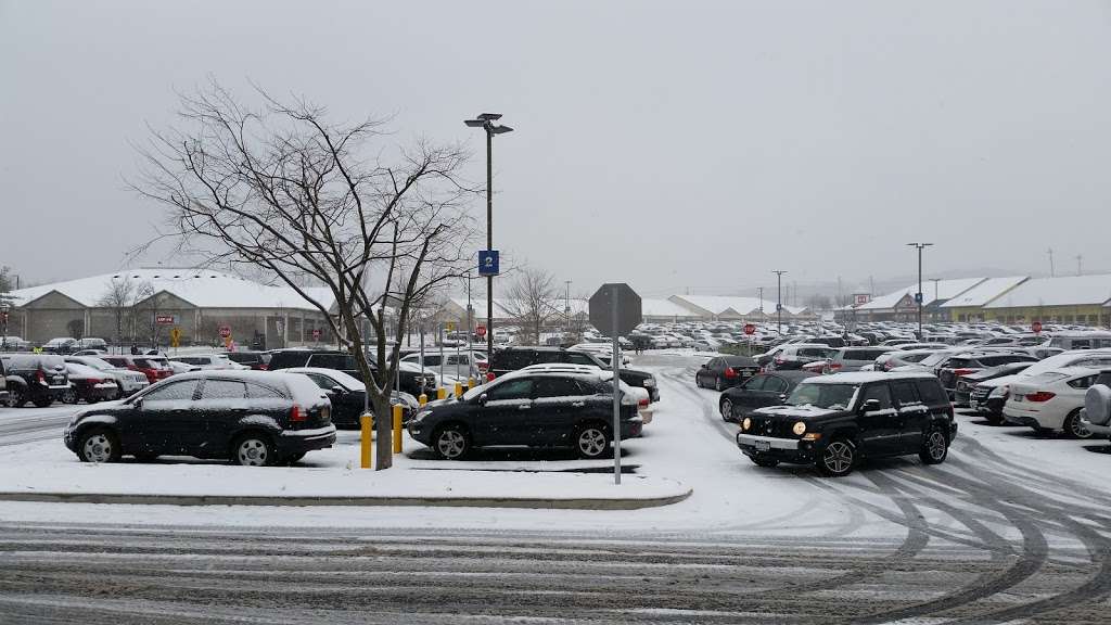 Parking at Woodbury Outlet | Central Valley, NY 10917, USA