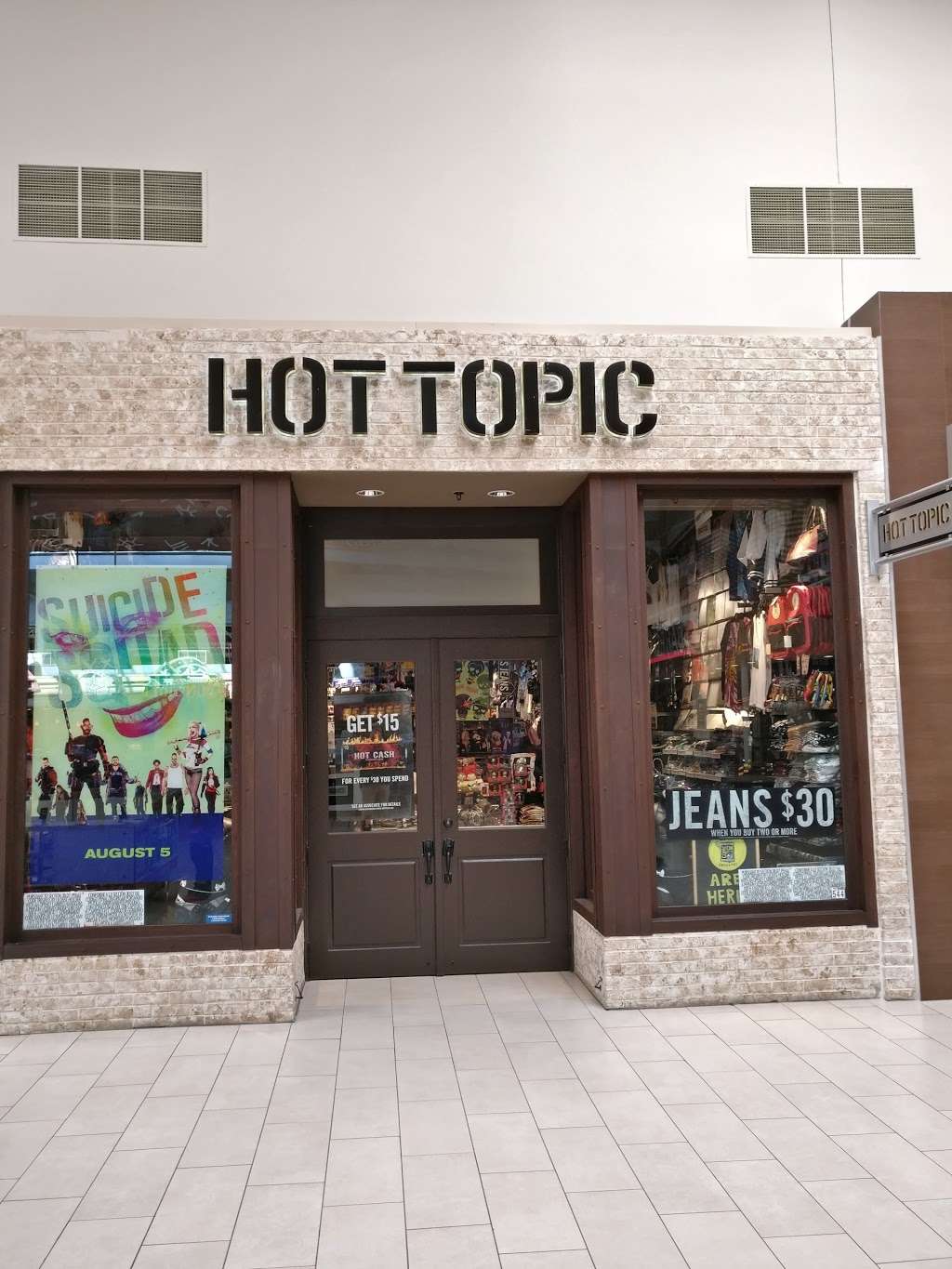 Hot Topic | 3000 Grapevine Mills Pkwy, Grapevine, TX 76051, USA | Phone: (972) 874-8584