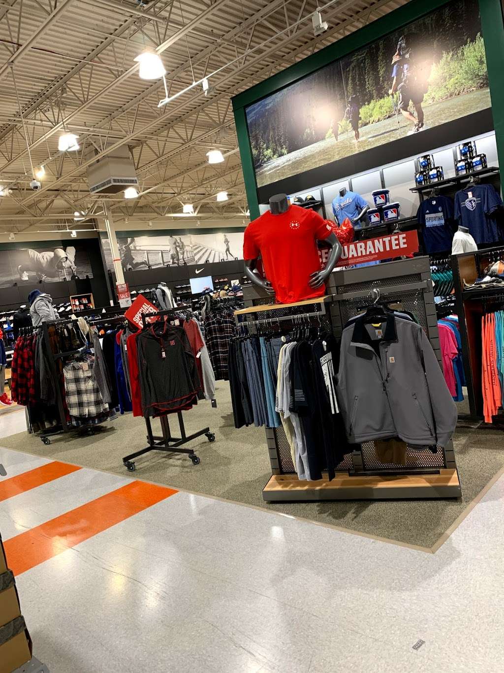 DICK'S Sporting Goods - 840 NW Blue Pkwy, Lee's Summit, MO 64086