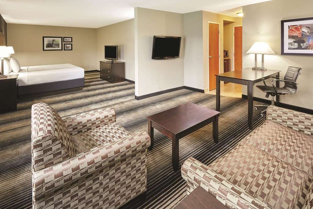 La Quinta Inn & Suites Chicago - Lake Shore | 4900a S Lake Shore Dr, Chicago, IL 60615, USA | Phone: (773) 324-3000