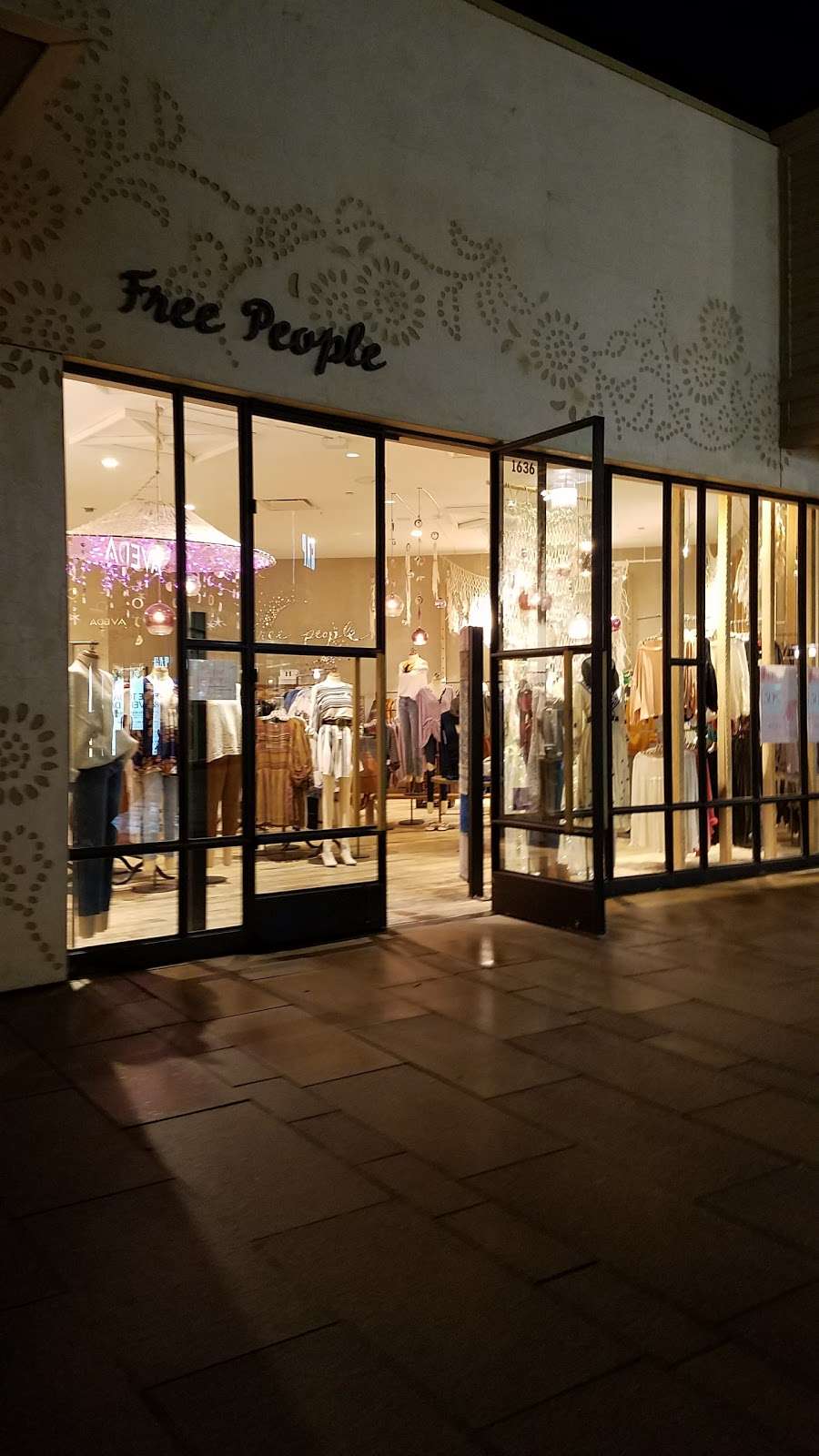 Free People | 1636 Redwood Hwy, Corte Madera, CA 94925, USA | Phone: (415) 924-8401