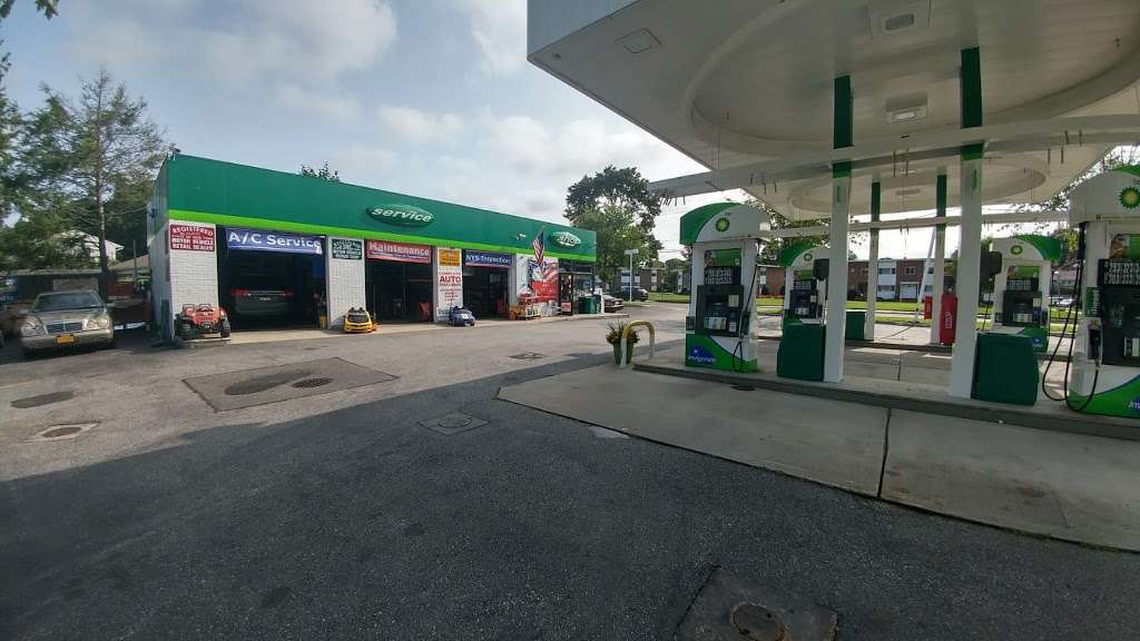 BP Gas Station in 303 Maple Ave, Smithtown, NY 11787, USA