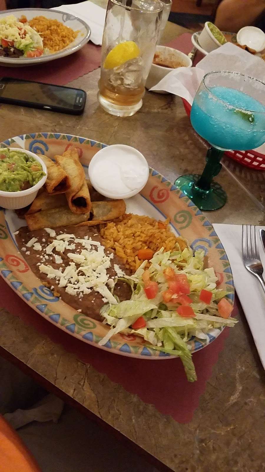 El Barrio Restaurant | 1122 N Diamond Lake Rd, Mundelein, IL 60060 | Phone: (847) 566-0475