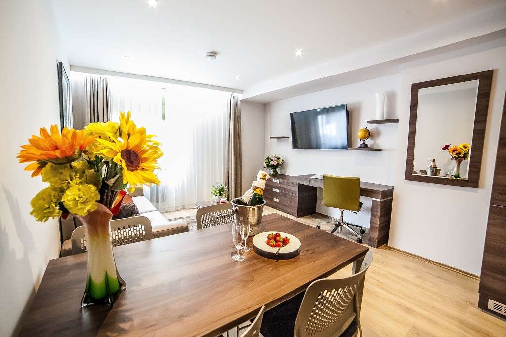 Hampton Suites | Southbank, Thames Ditton KT7 0UD, UK | Phone: 020 3198 9893