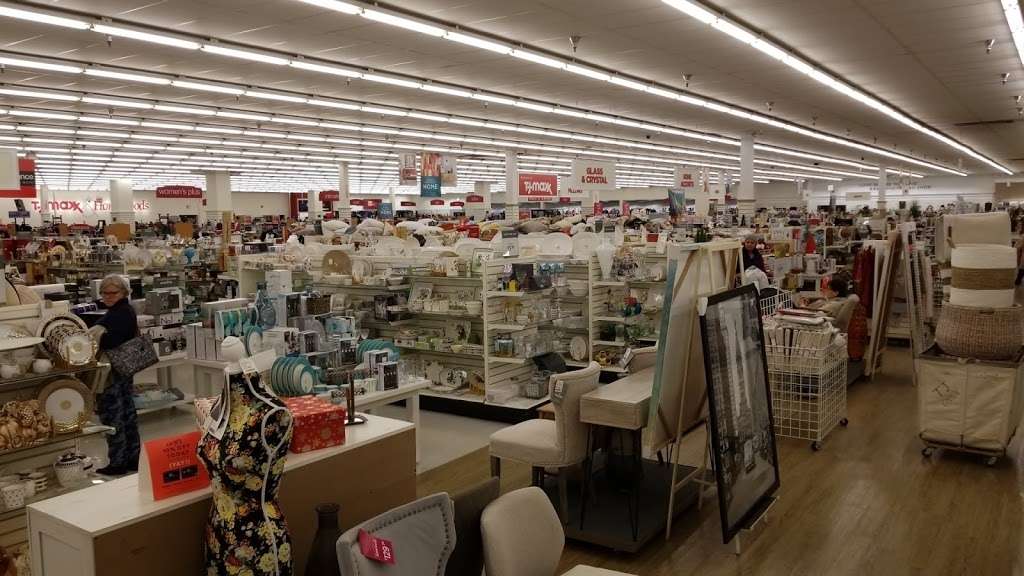 T.J. Maxx & HomeGoods | 5555 S Brainard Ave, Countryside, IL 60525, USA | Phone: (708) 354-5113