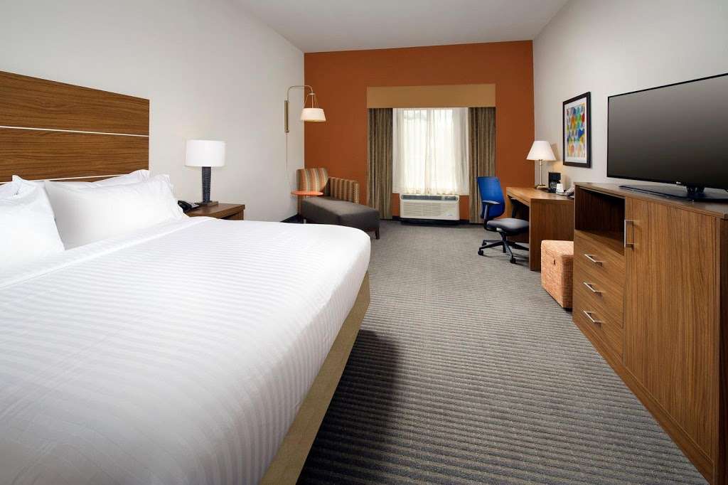 Holiday Inn Express & Suites Bay City | 5618 7th St, Bay City, TX 77414, USA | Phone: (979) 244-3333