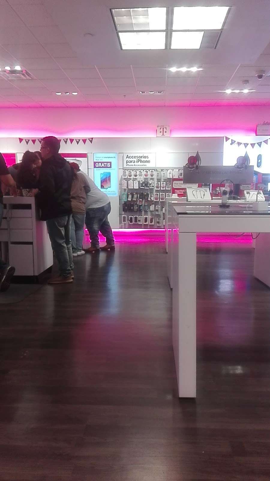 T-Mobile | 10961 North Fwy Ste 100, Houston, TX 77037, USA | Phone: (281) 272-1500