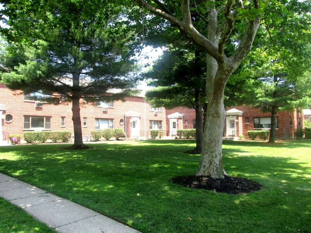 Eagle Rock Apartments of Hicksville | 290 N Broadway, Hicksville, NY 11801, USA | Phone: (516) 874-0002