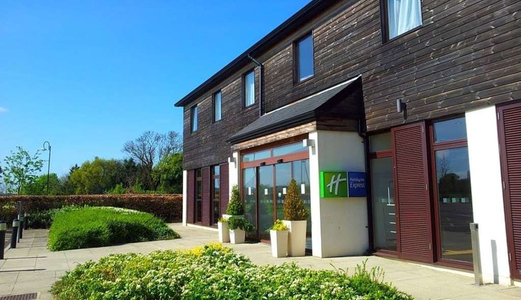 Holiday Inn Express London Epsom Downs | Langley Vale Rd, Epsom KT18 5LG, UK | Phone: 01372 755200