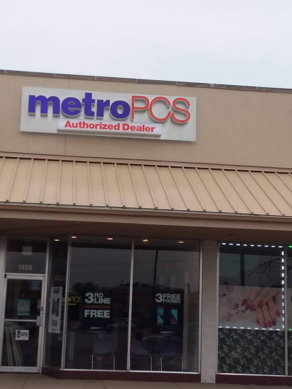 Metro by T-Mobile | 1458 Lee St, Des Plaines, IL 60018, USA | Phone: (847) 795-8888