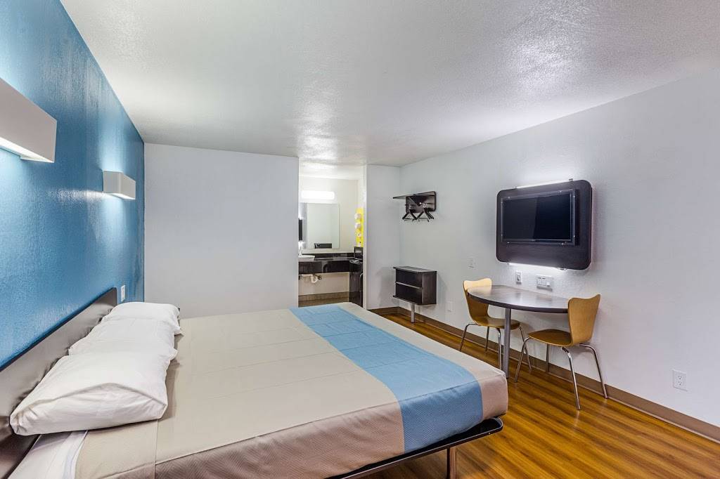 Motel 6 Fort Worth, TX - Convention Center, 913 E Northside Dr, Fort