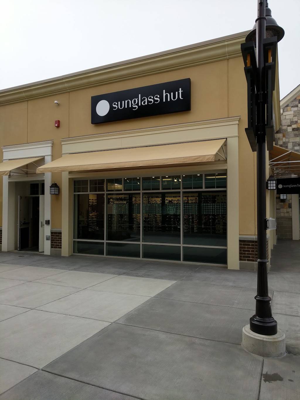 Sunglass Hut | 100 Premium Outlets Dr Ste 485, Blackwood, NJ 08012, USA | Phone: (856) 221-8612