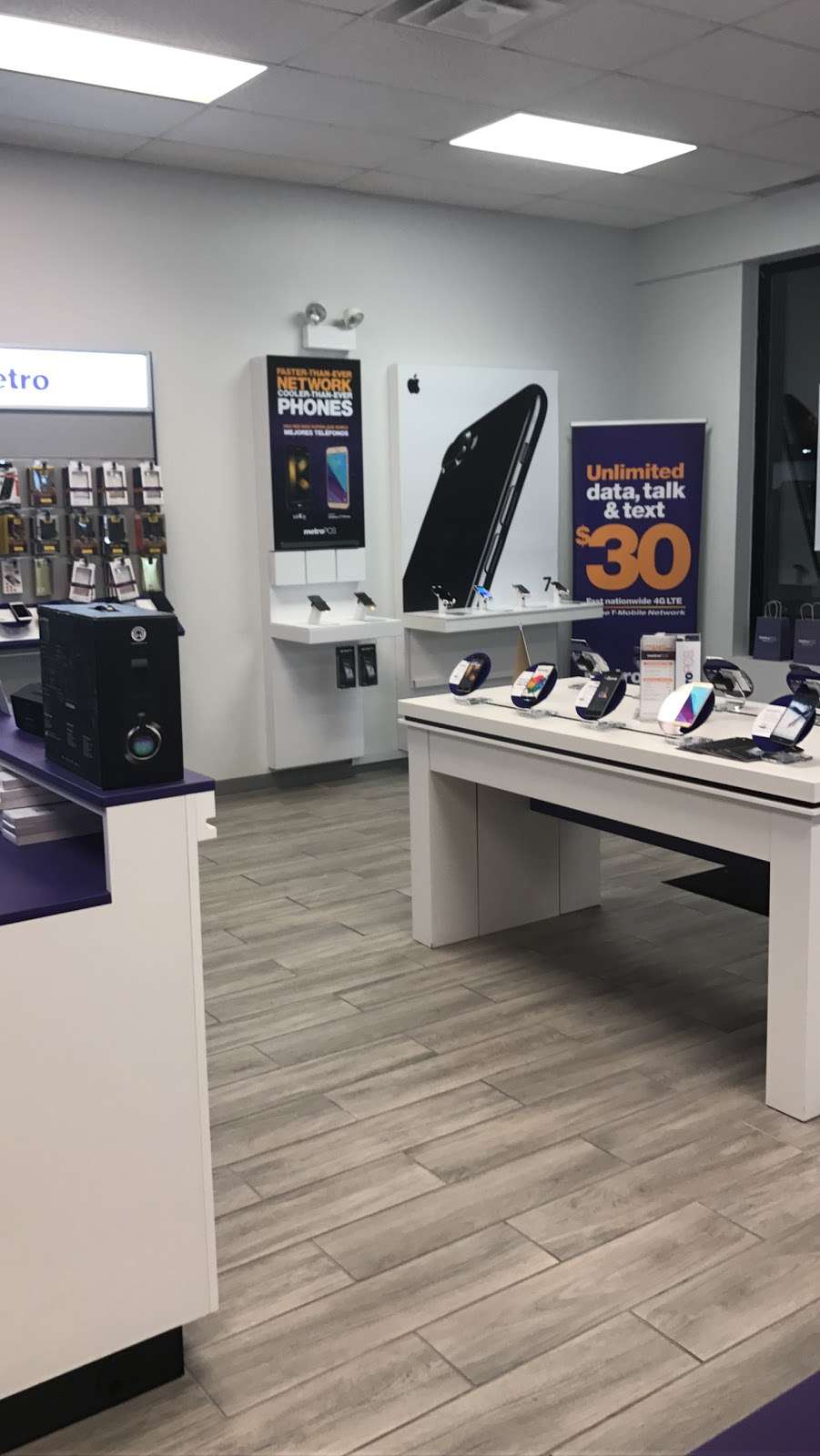 Metro by T-Mobile | 7207 W 63rd St, Summit, IL 60501, USA | Phone: (708) 546-0491