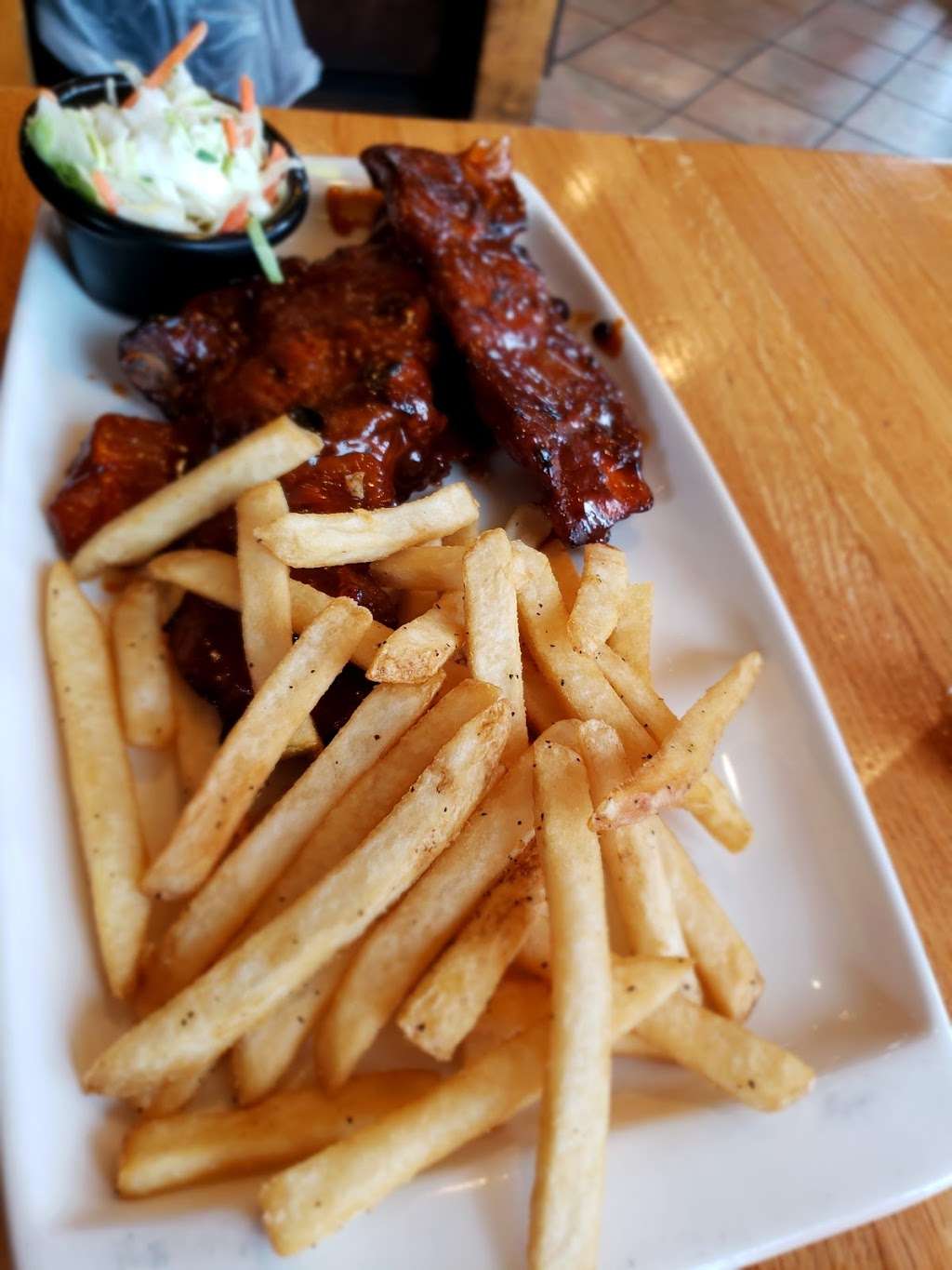 Applebees Grill + Bar | 2415 I-20, Grand Prairie, TX 75052, USA | Phone: (972) 522-1960