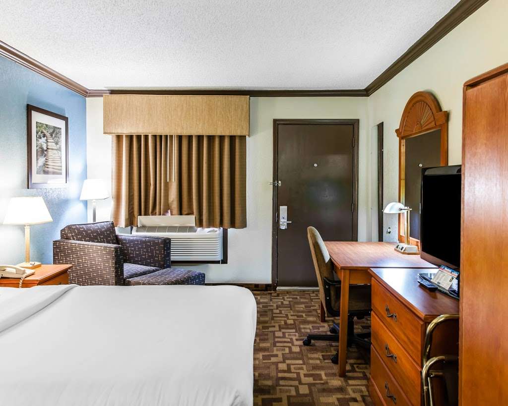 Quality Inn & Suites | 1905 John Fries Hwy, Quakertown, PA 18951, USA | Phone: (215) 538-3000