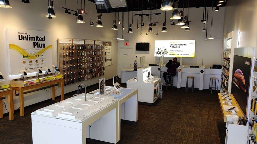 Sprint Store | 2000 N Clybourn Ave, Chicago, IL 60614, USA | Phone: (773) 935-5065