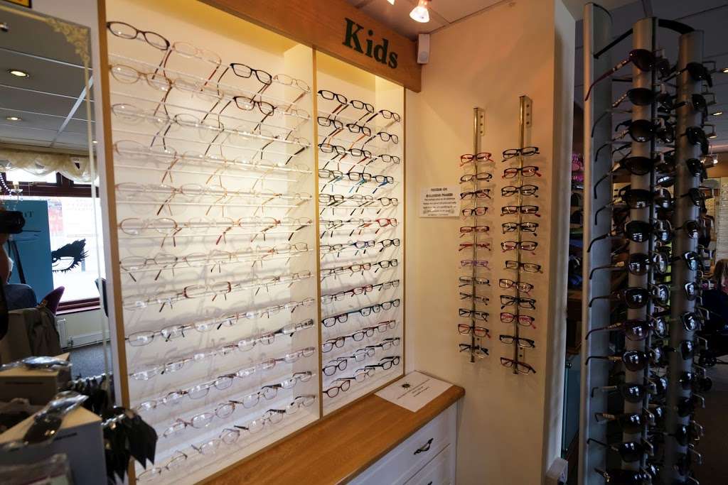 Debneys opticians | 16 Chase Cross Rd, Romford RM5 3PR, UK | Phone: 01708 737448