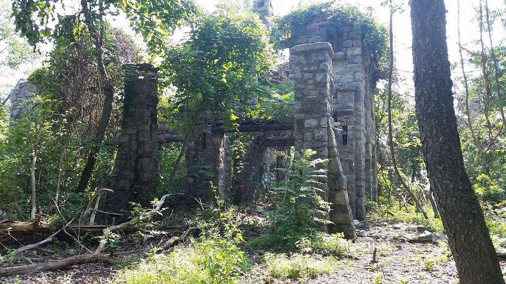 Ramapo Water Tower Ruins | Castle Point Trail, Oakland, NJ 07436