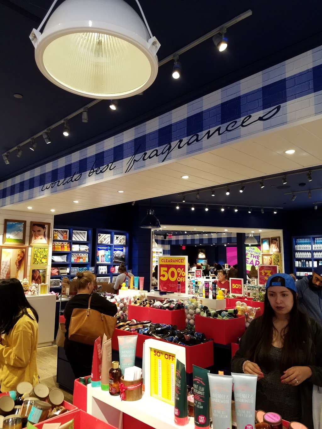 Bath & Body Works | 2134 Montebello Town Center, Montebello, CA 90640 | Phone: (323) 887-2874