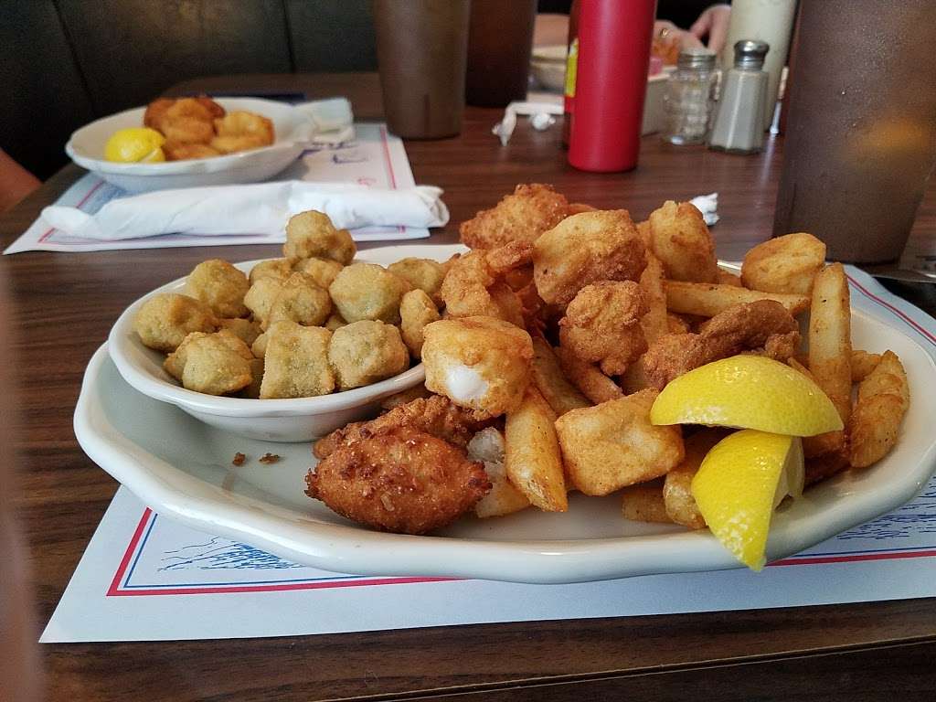 Cedar River Seafood | 4010, 8609 US-441, Leesburg, FL 34788, USA | Phone: (352) 728-3377