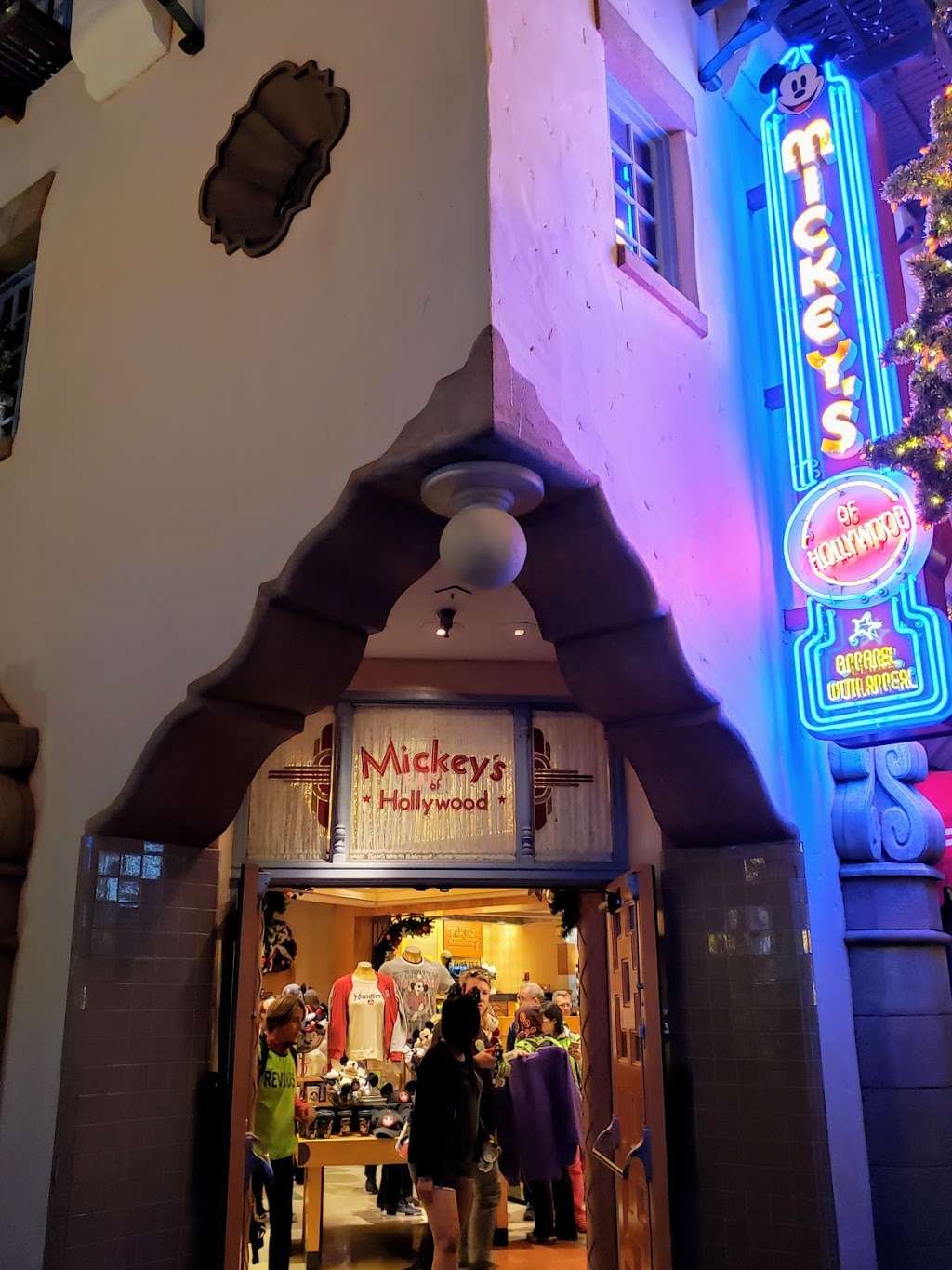 Mickeys of Hollywood | Disneys Hollywood Studios, Prospect Ave, Kissimmee, FL 34747, USA | Phone: (407) 939-5277