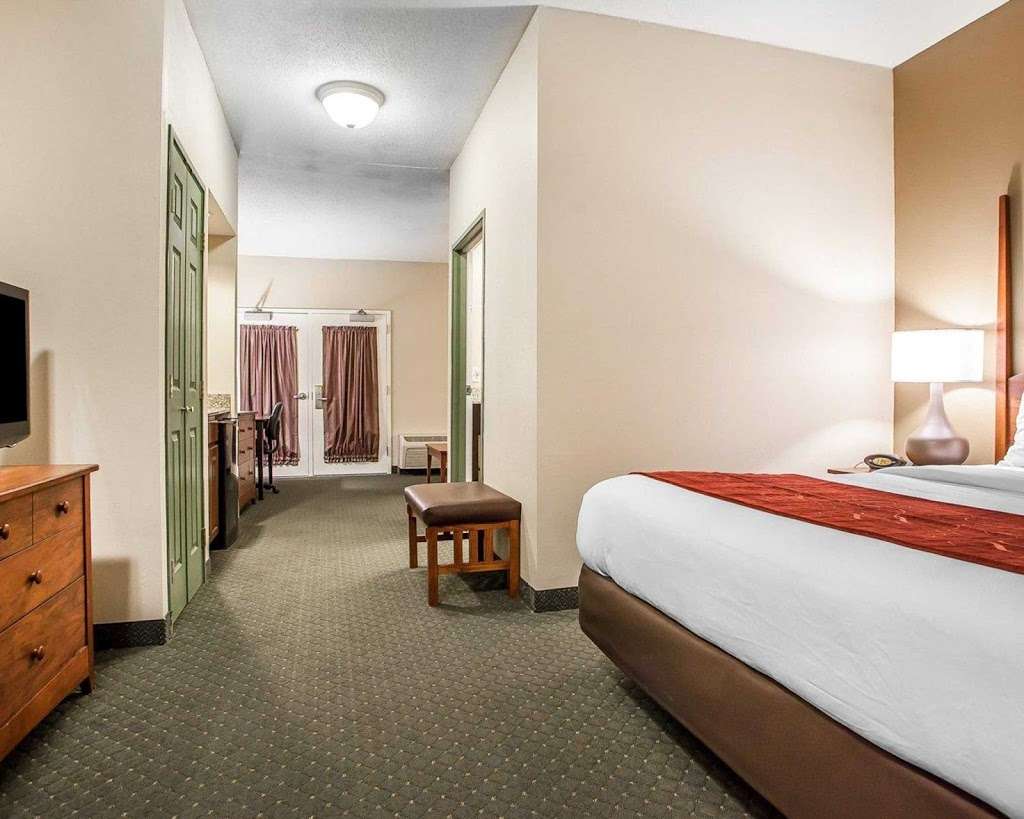 Comfort Suites Milwaukee Airport | 6362 South 13th Street, Oak Creek, WI 53154, USA | Phone: (414) 376-4284