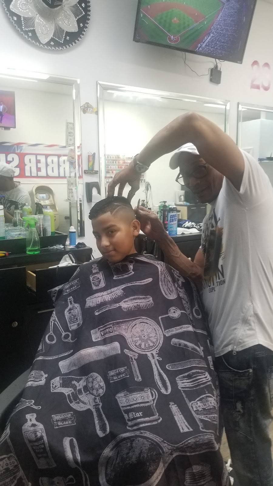 La Familia Barber Shop Unisex | 3235 NW 32nd Ave, Miami, FL 33142, USA | Phone: (203) 706-5637