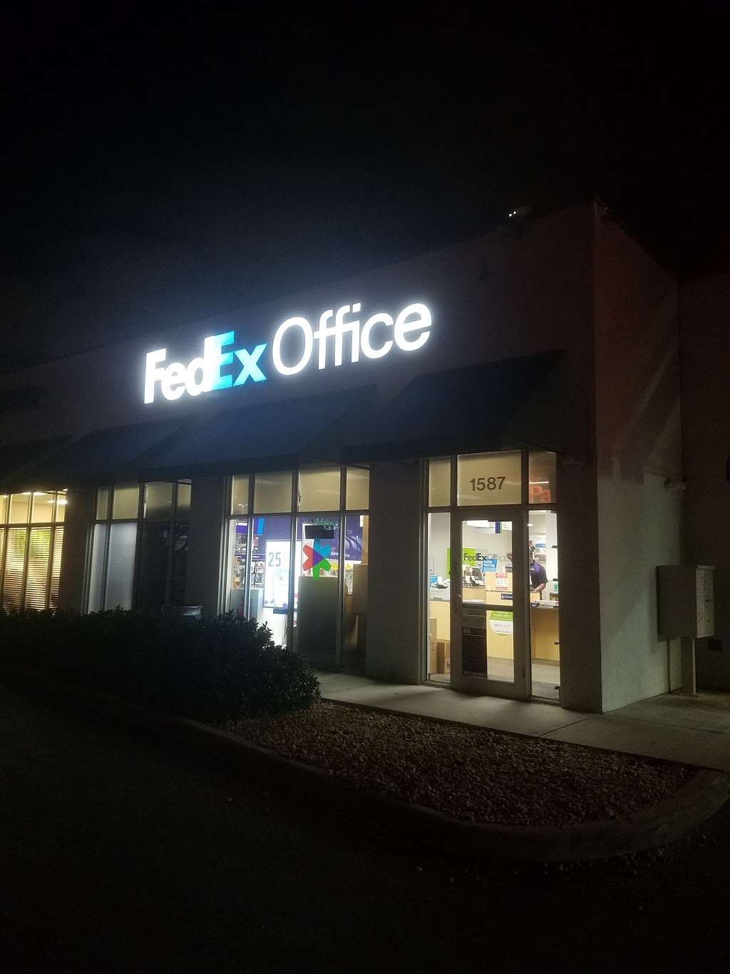 FedEx Office Print & Ship Center | 1587 N Federal Hwy, Fort Lauderdale, FL 33304, USA | Phone: (954) 563-8101