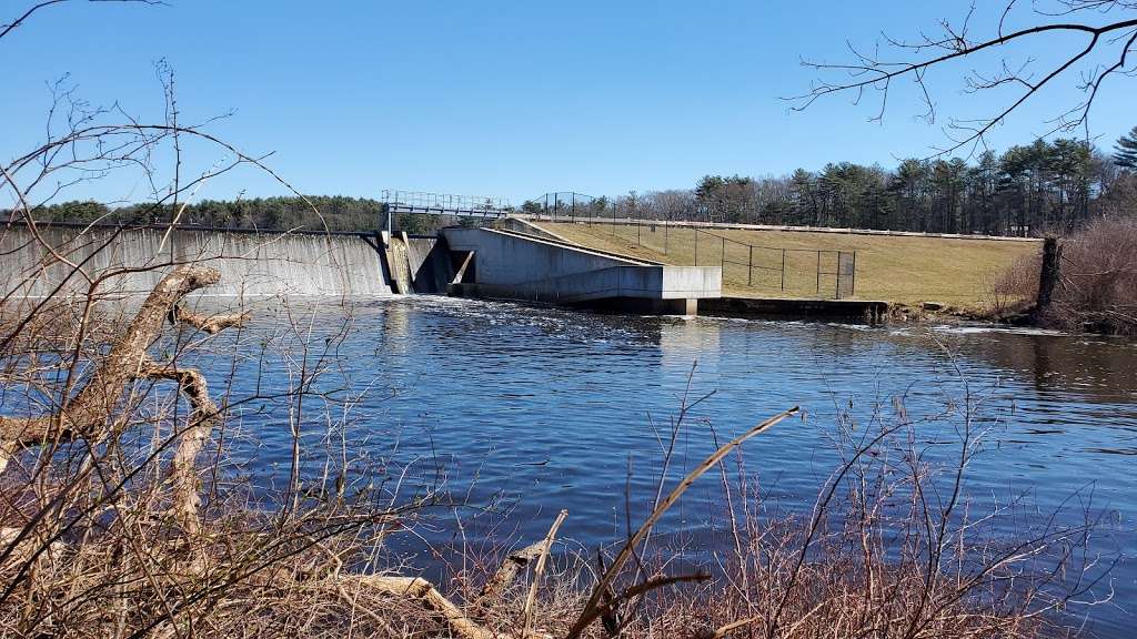 Turner Reservoir Loop Trailhead Parking | 400 Pleasant St, Rumford, RI 02916, USA