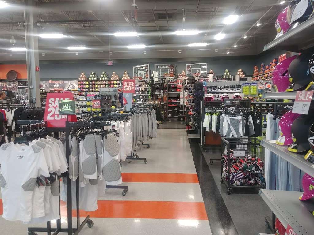 DICKS Sporting Goods | 618 Commons Dr, Geneva, IL 60134, USA | Phone: (630) 943-4100