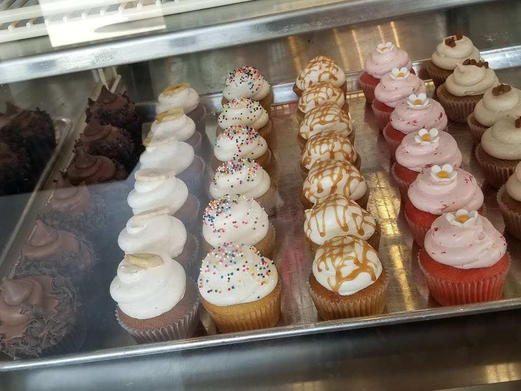 Sweet Temptations Dessert Company LLC | 728 E Veterans Pkwy, Yorkville, IL 60560, USA | Phone: (630) 553-8633