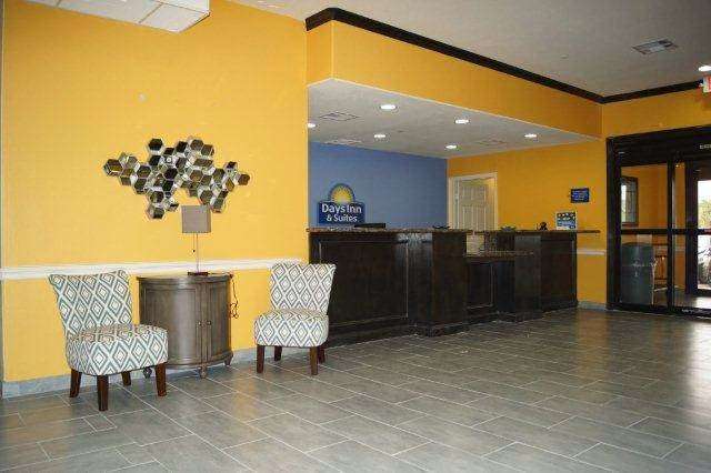 Days Inn & Suites by Wyndham Galveston West/Seawall | 8712 Seawall Blvd, Galveston, TX 77554, USA | Phone: (409) 877-7643